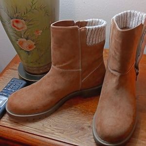 Sz 9 med brown boots never worn man-made material